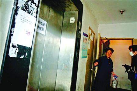 在事發(fā)地，電梯已被關(guān)閉。/晨報記者 肖允
